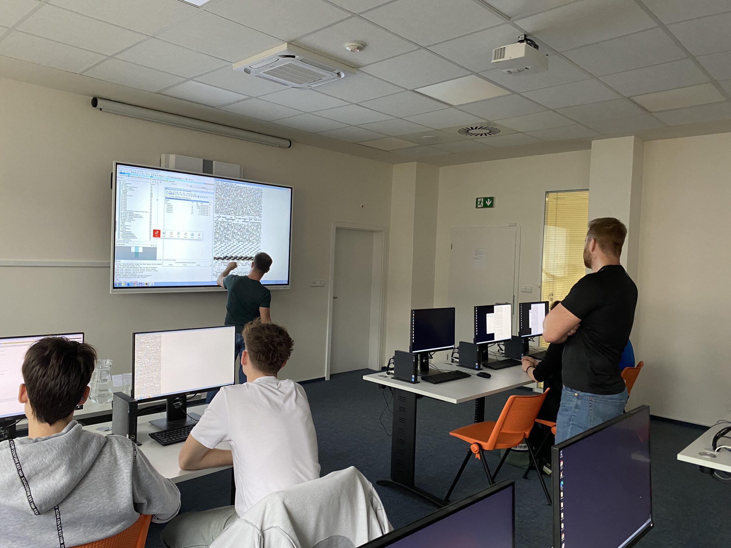 Studenti se naučili odhalit virus a analyzovat škodlivé kódy - Junior Centrum Excelence kybernetické bezpečnosti