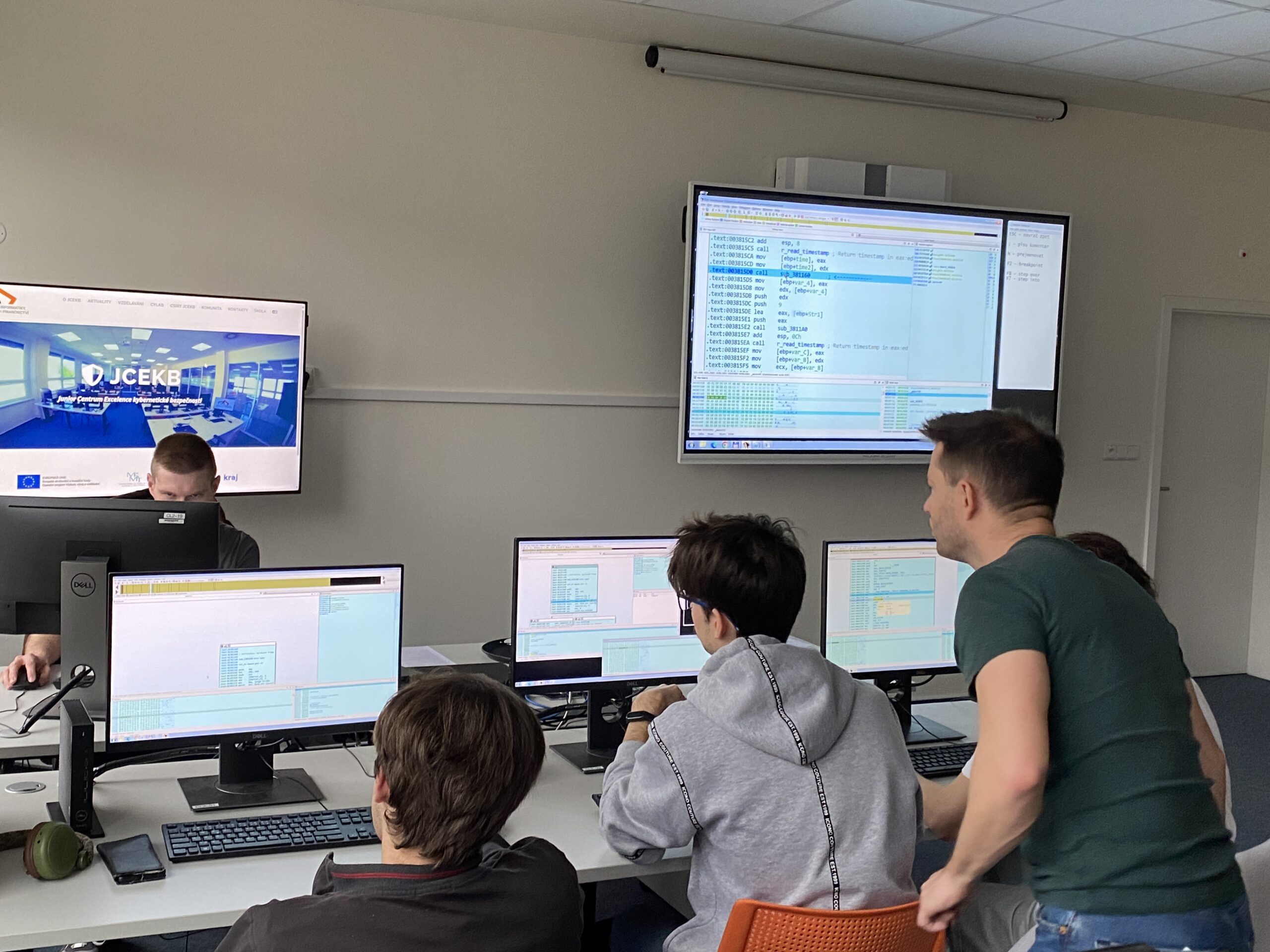 Studenti se naučili odhalit virus a analyzovat škodlivé kódy - Junior Centrum Excelence kybernetické bezpečnosti