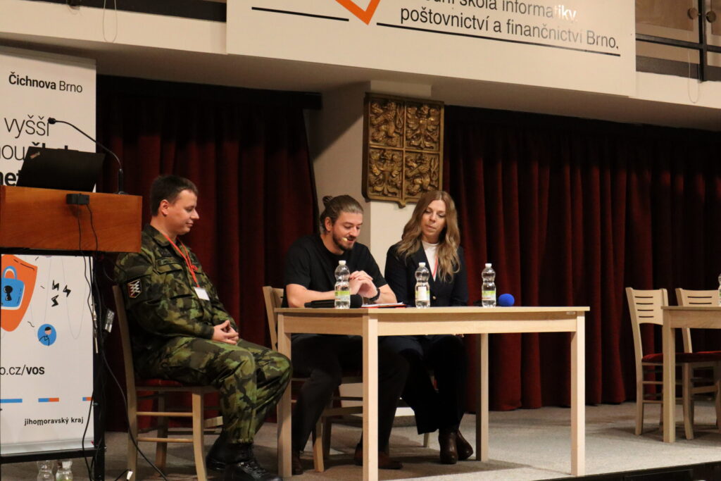 Brněnská konference přinesla revoluci ve výuce kyberbezpečnosti - Junior Centrum Excelence kybernetické bezpečnosti