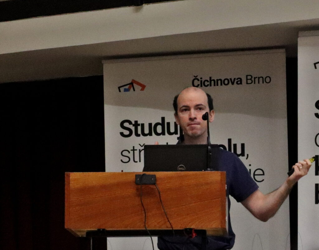 Brněnská konference přinesla revoluci ve výuce kyberbezpečnosti - Junior Centrum Excelence kybernetické bezpečnosti