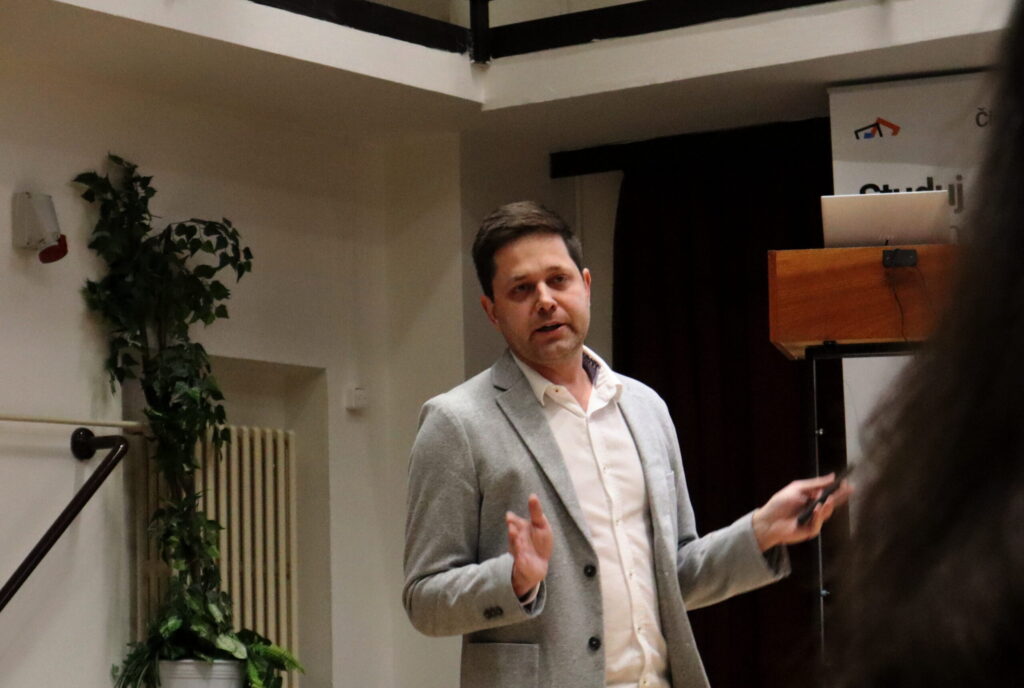 Brněnská konference přinesla revoluci ve výuce kyberbezpečnosti - Junior Centrum Excelence kybernetické bezpečnosti